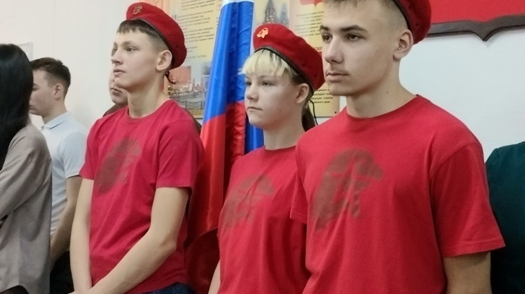 Торжественная линейка, посвящённая открытию Года защитника Отечества..
