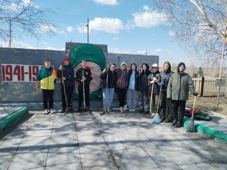 Экологические субботники по уборке территории, памятников, монументов.